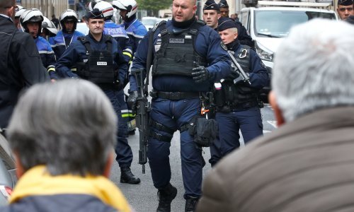 Pomahnitali muškarac uz povike 'Alah je velik' napao prolaznike i ozlijedio trojicu policajaca