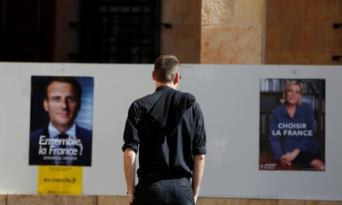 Prema izlaznim anketama Macron vodi, odziv slabiji nego na prijašnjim izborima