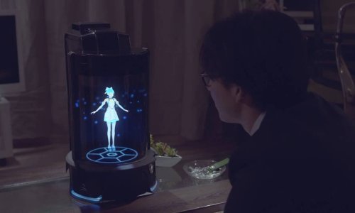 Ova digitalna pomoćnica nosi minicu i koketira s vama