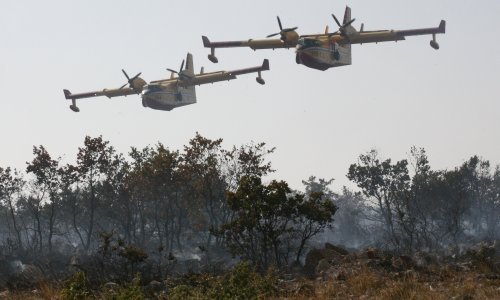 Sedam zrakoplova MORH-a gasi požar koji prijeti NP Krka