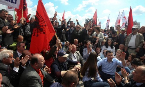Deseci tisuća Albanaca prosvjeduju protiv vlade