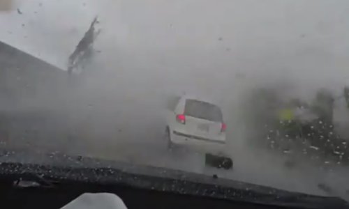 Ovako izgleda kad ti se auto nađe na putu tornadu