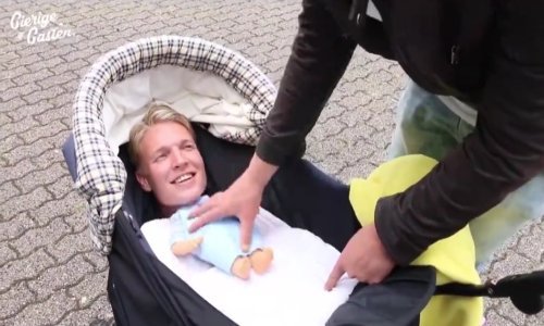 Potpuno suludo - ogrebao se za besplatan ulaz glumeći bebu