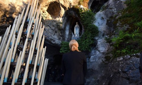 Predsjednica s vojskom obišla Lourdes i zapjevala Thompsonovu pjesmu