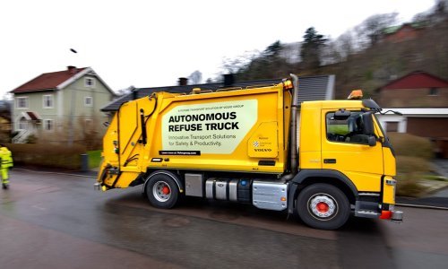 Robotizirani kamion iz Volva smetlare prati u stopu