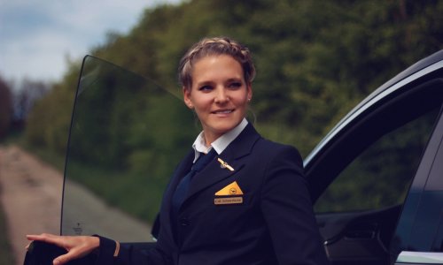 Ova savitljiva stjuardesa promijenit će vam razmišljanje o jogi