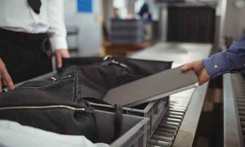 S laptopom ne smijete u avion za Ameriku, ali mu možete pružiti VIP tretman?