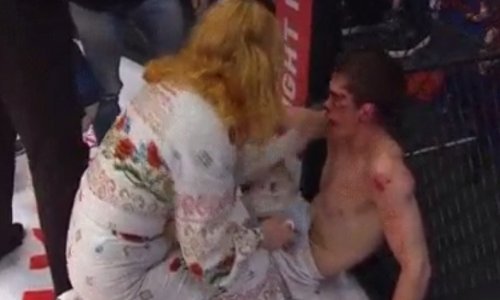 Blamaža stoljeća! MMA borca prvo prebio protivnik, a onda ga je dotukla - majka