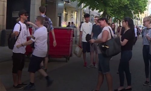 Musliman ponosno dijeli zagrljaje na ulicama Manchestera