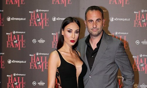 Duboki dekolte djevojke Joška Lokasa sve je bacio u dugi plan