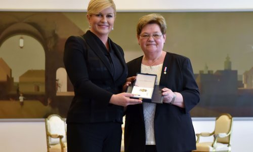 Predsjednica odlikovala Irenu Kačić, majku najmlađe žrtve pokolja na Ovčari
