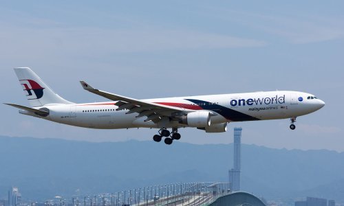 Zrakoplov Malaysia Airlinesa morao se vratiti zbog putnika koji je prijetio punjačem baterija