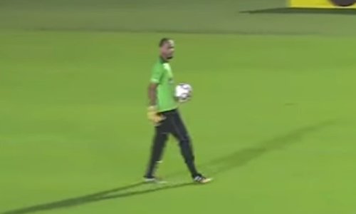 Golman od srama pobjegao sa stadiona usred utakmice!