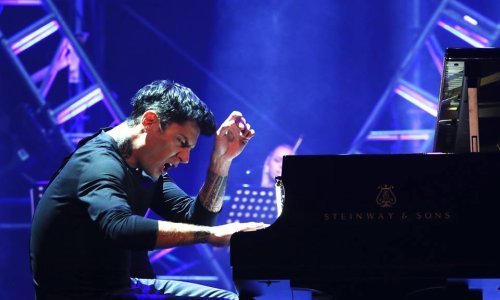 Maksim Mrvica obišao Kinu, za blagdane na materinoj spizi