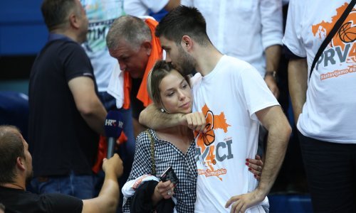 Lana Jurčević i Emil Tedeschi: Nježni poljupci na tribinama