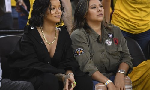 Atraktivna pjevačica na finalu oduševila dekolteom pa provocirala igrače, nabijala rogove...