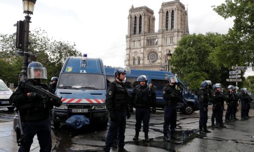 Policajci ranili napadača kod katedrale Notre Dame