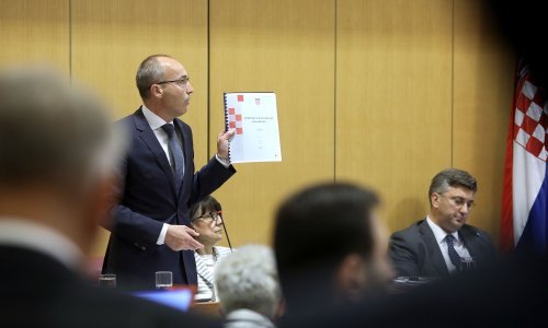 Vlada raspravlja o domovinskoj sigurnosti, a Sabor o rodiljnim naknadama