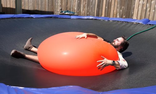 Legao pod divovski balon i napunio ga vodom