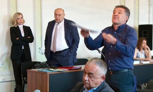 Mamić podivljao u sudnici, potjerao odvjetnike, pa ispred suda nastavio s cirkusom