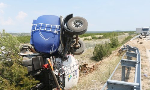 Teška nesreća kod Pirovca: Zbog sudara tegljača i cisterne zatvoren promet