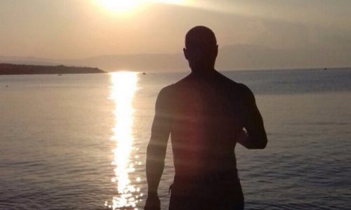 Naš poznati glumac pokazao impresivan torzo u zalasku sunca