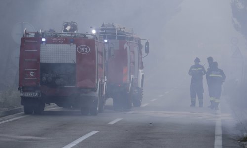 Vojska stiže na požarište, gosti vraćeni u hotele nude pomoć u gašenju
