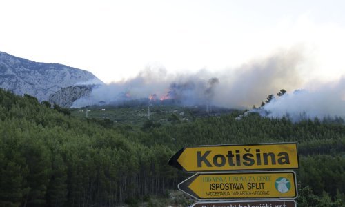 Požarište kod Podgore i Tučepa i dalje s manjim vatrama