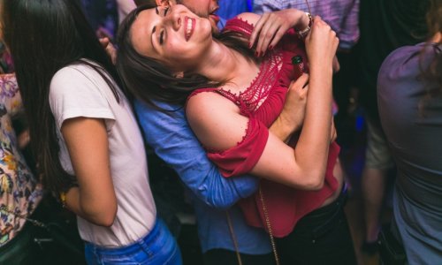 Opuštene djevojke dodatno zagrijale ionako vruću atmosferu