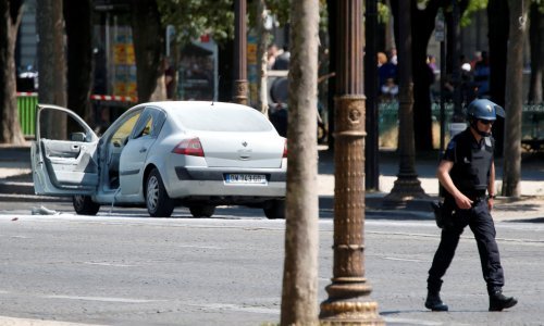 Na Elizejskim poljanama automobil se zapalio nakon udara u policijsko vozilo, vozač bio naoružan