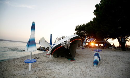 Vozač ispao iz plovila, gliser završio na plaži punoj ljudi