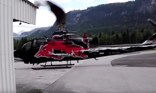 Ovako to izgleda kad helikopter elisom zakači hangar