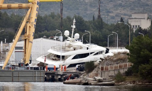Megadizalica u Šibeniku podigla jahtu od 500 tona