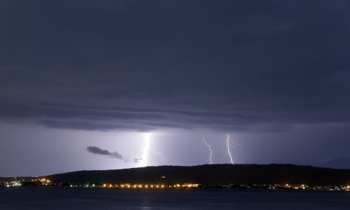 Nevrijeme protutnjalo Hrvatskom: na kopnu vjetar čupao drveće, na moru meteorološki tsunami