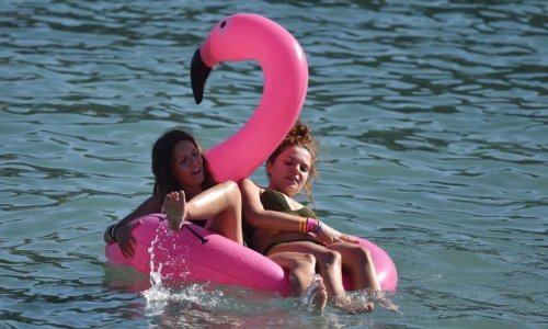 Hit ljetni rekvizit zaludio partijanerice u Tisnom