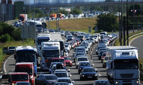 Krenule ljetne gužve, kod Lučkog kilometarske kolone