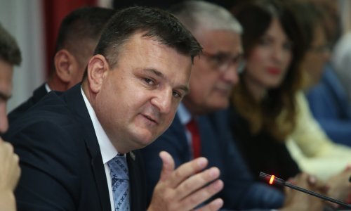 Šef županijskih cesta čestitao Valentinovo slikom - rupe na cesti