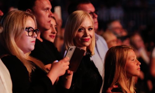 Jelena Rozga iz publike zaljubljeno promatrala Stjepana Hausera