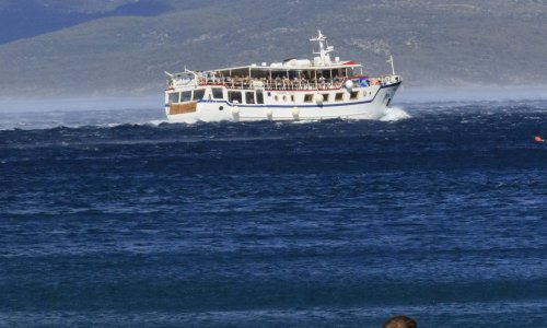 Vjetar stvara probleme u prometu, u prekidu i trajektne linije