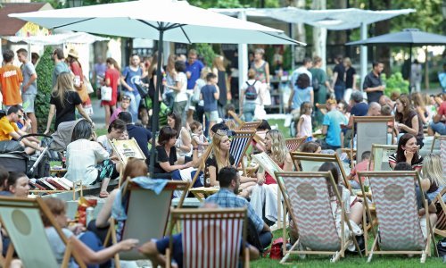 Park Zrinjevac u Zagrebu dobio pješčanu plažu i postao oaza za čitatelje
