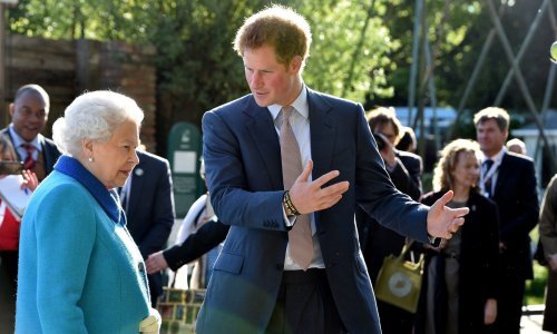 Princ Harry otkrio previše tajni i dobio po prstima od kraljice