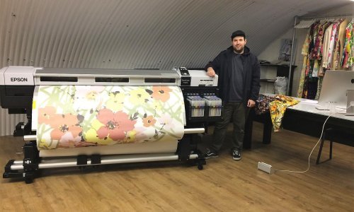 Ovaj modni dizajner printa haljine