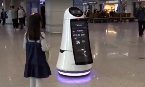 Simpatični robot Troika pomaže izgubljenim putnicima na aerodromu
