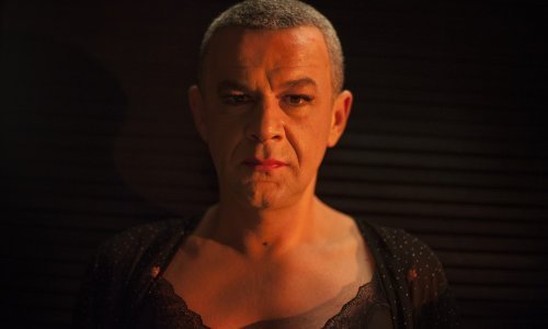 Glogovac u Grlićevom filmu glumi gej profesora koji voli haljine