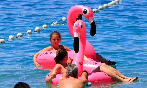 Najpoželjniji ljetni rekvizit osvojio i jadranske plaže: Što je kupanje bez flaminga?