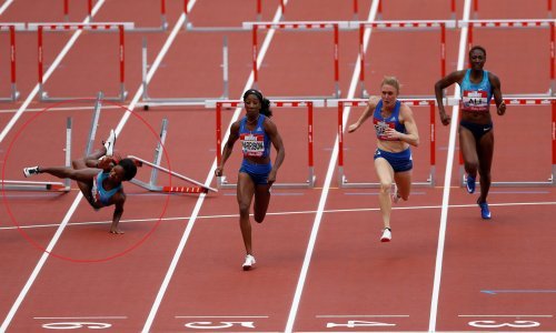 Ona se doslovno bacila na glavu! Pogledajte težak pad američke atletičarke