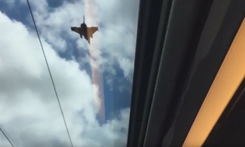 Ovako to izgleda kad borbeni avion prati vaš vlak