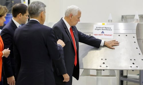 NASA: Što to potpredsjednik SAD-a dira, a ne smije?