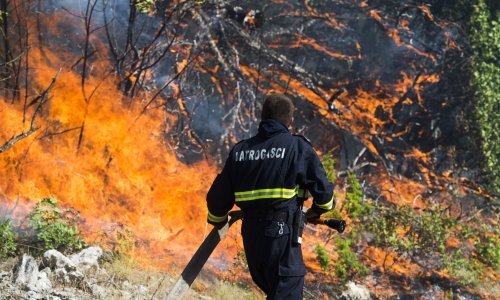 Nema sna za vatrogasce: Tri velika požara u Dalmaciji još nisu ugašena