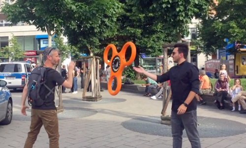 Ovaj tip tvrdi da je napravio najveći fidget spinner na svijetu